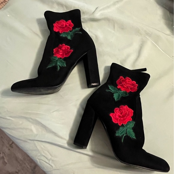 Elegant Vintage Black Chunky Heeled Booties w/Red Rose appliqué Design Size 8.5 - Picture 4 of 5